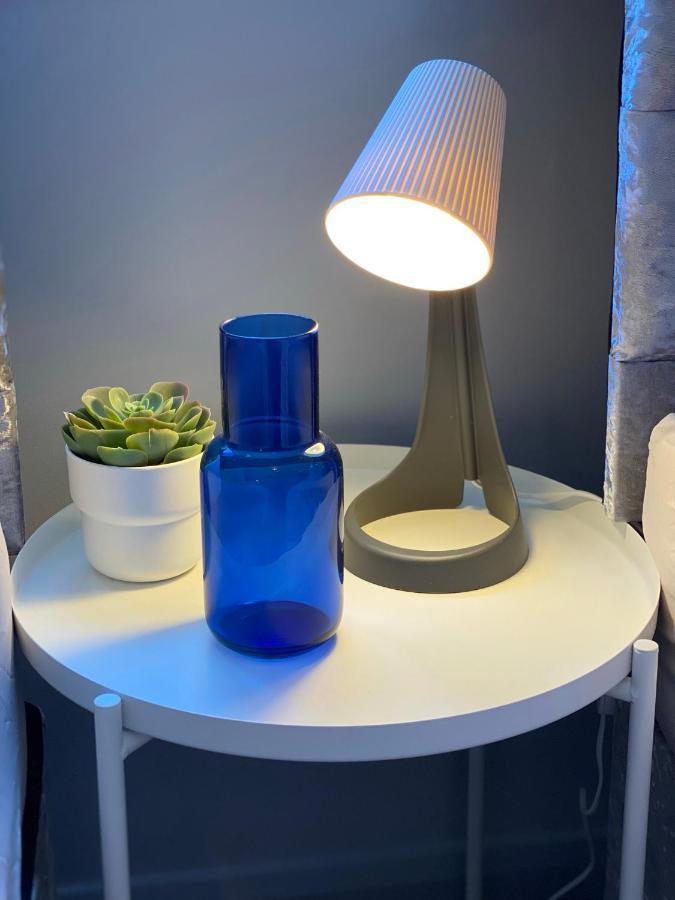 Trendy Stylish Apartment! - 5 Minute Walk To The Beach! - Great Location - Parking - Fast Wifi - Smart Tv - Newly Decorated - Sleeps Up To 6! Close To & Poole Town Centre & Sandbanks *
