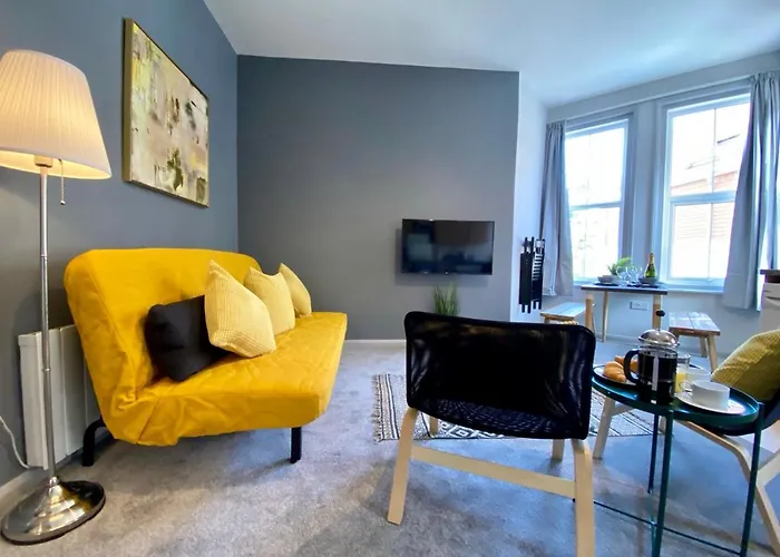 Trendy Stylish Apartment! - 5 Minute Walk To The Best Beach! - Great Location - Parking - Fast Wifi - Smart Tv - Newly Decorated - Sleeps Up To 6! Close To Bournemouth & Poole Town Centre & Sandbanks