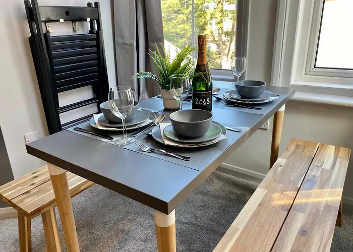 Trendy Stylish Apartment! - 5 Minute Walk To The Best Beach! - Great Location - Parking - Fast Wifi - Smart Tv - Newly Decorated - Sleeps Up To 6! Close To Bournemouth & Poole Town Centre & Sandbanks