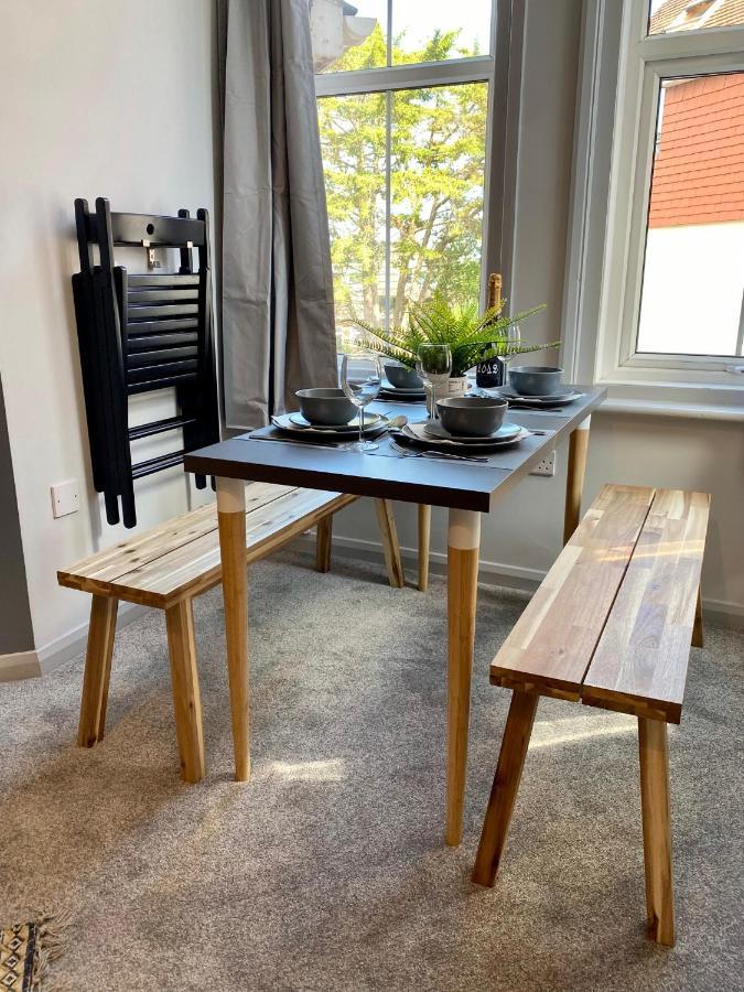 Trendy Stylish Apartment! - 5 Minute Walk To The Beach! - Great Location - Parking - Fast Wifi - Smart Tv - Newly Decorated - Sleeps Up To 6! Close To & Poole Town Centre & Sandbanks * Bournemouth