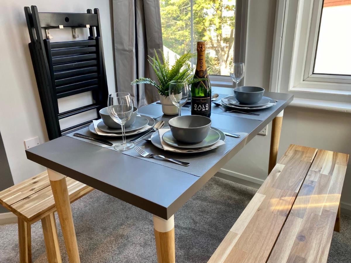 Trendy Stylish Apartment! - 5 Minute Walk To The Beach! - Great Location - Parking - Fast Wifi - Smart Tv - Newly Decorated - Sleeps Up To 6! Close To & Poole Town Centre & Sandbanks *