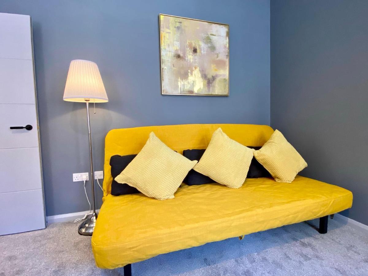 Trendy Stylish Apartment! - 5 Minute Walk To The Beach! - Great Location - Parking - Fast Wifi - Smart Tv - Newly Decorated - Sleeps Up To 6! Close To & Poole Town Centre & Sandbanks *